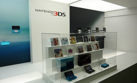 ショーケースに飾られた3DS本体とソフト