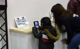 3DSをプレイしている子供